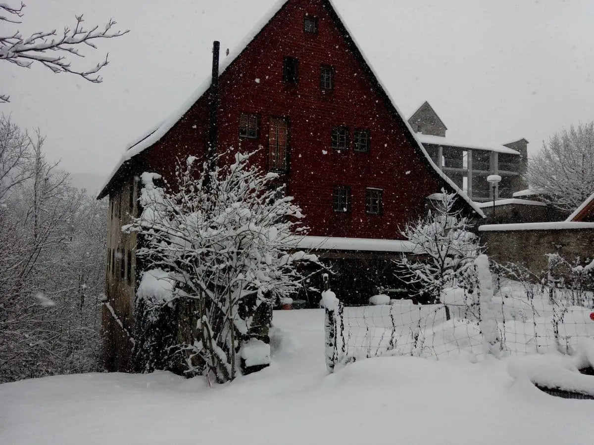 Das Geburtshaus tief verschneit im Winter