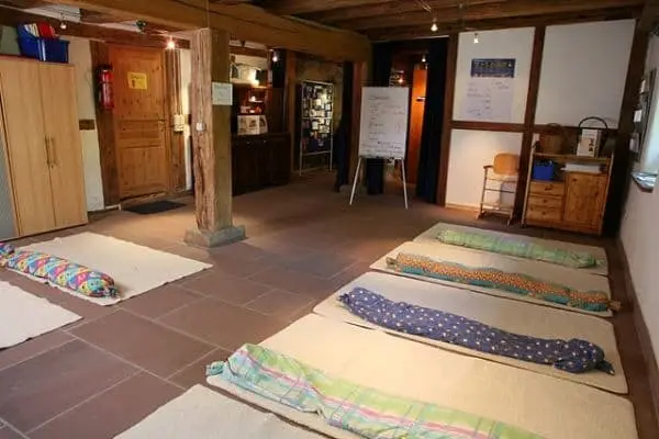 Kursraum mit vorbereiteten Matten