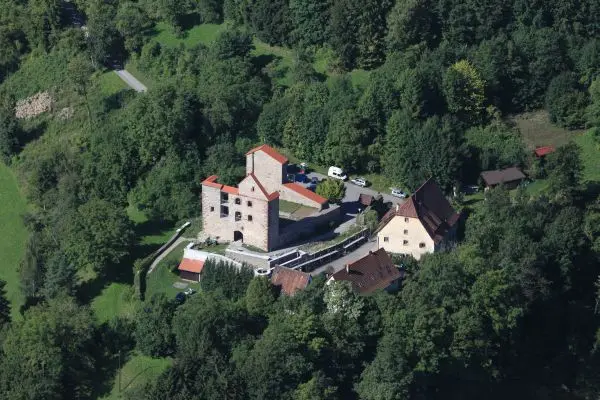 Luftaufnahme des Geburtshauses auf der Burg in Horb-Dießen