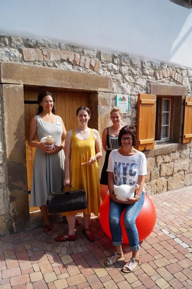 Frauen im Gespräch im Hof des Geburtshauses