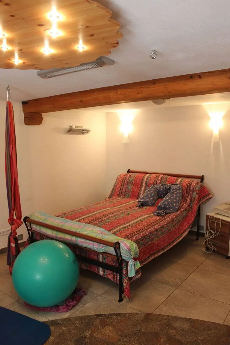 Geburtszimmer mit Bett und Tragetuch