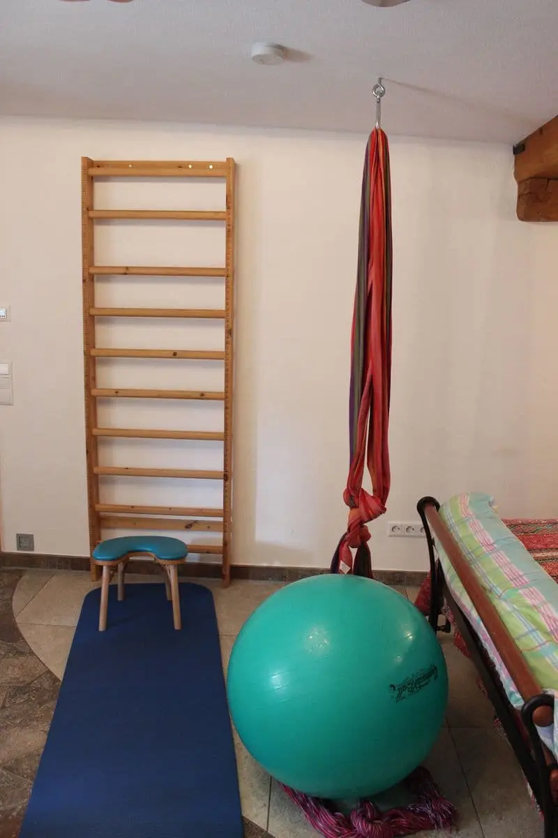 Sprossenwand mit Tuch im Geburtsraum