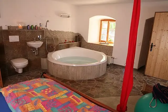 Geburtsraum mit Wanne, Bett und rotem Halteseil