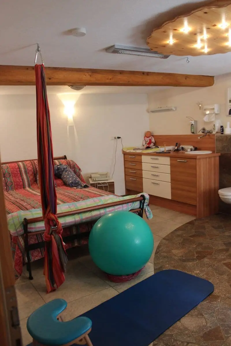 Geburtszimmer mit Bett und Gymnastikball