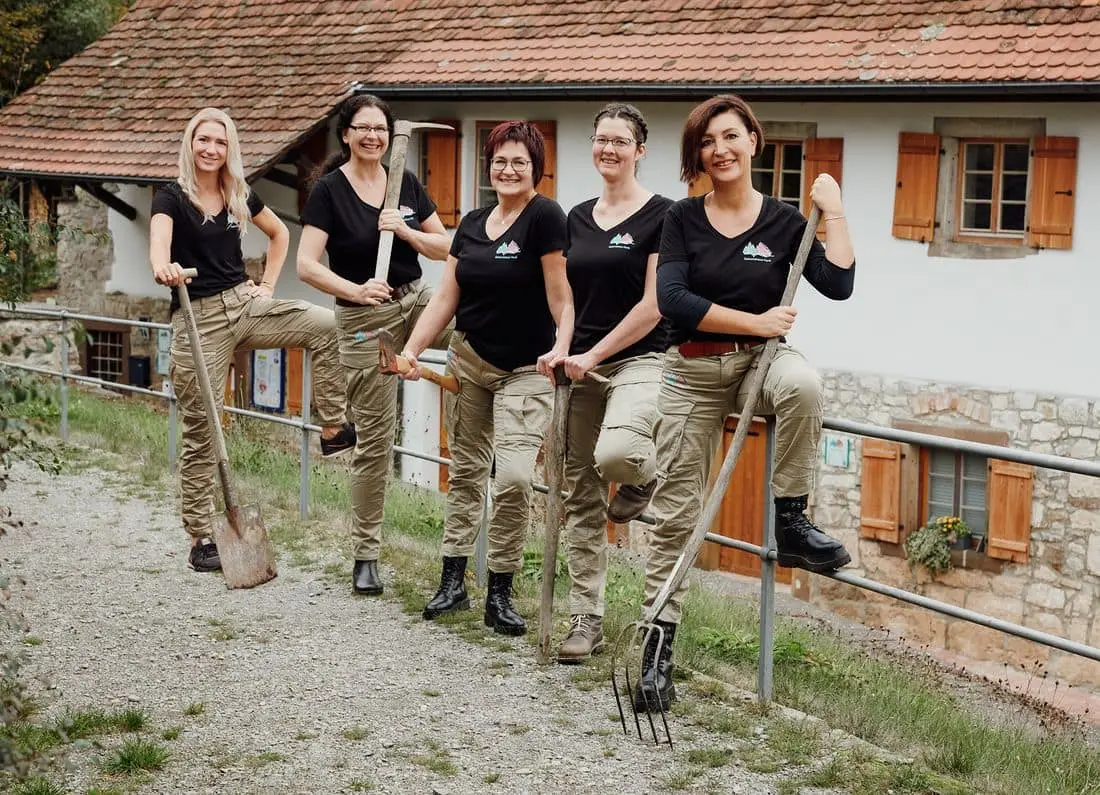 Das Team des Geburtshauses Horb vor dem Haus