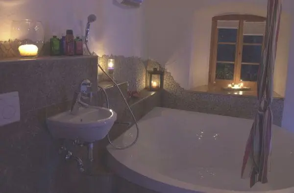 Geburtszimmer im warmen Kerzenlicht